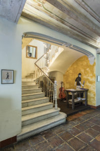 Escalera, zona músicos, recepción clientes. Restaurante Visconti. Fotografía @GITANETA