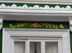 Detalle fachada Visconti, potenciando la ornamentación en blanco y dorado sobre fondo verde. Inma Gregori 2015.