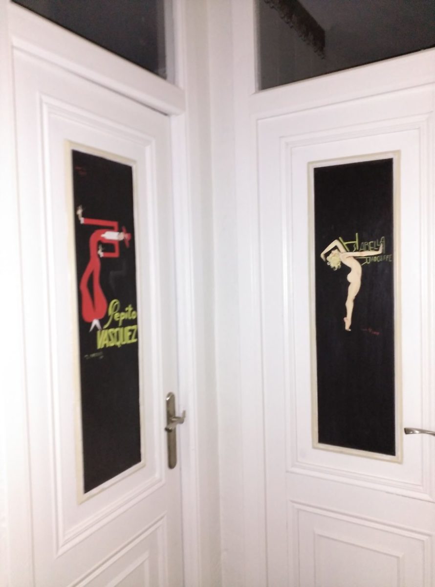 Puertas de aseo pintadas reproduciendo carteles antiguos, para indicar Hombre y Mujer en los aseos. Inma gregori 2015.