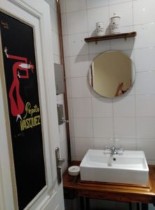 Aseos masculinos detalles: puerta pintada a mano, mueble recuperado para lavabo , estante y separador, espejo de origen reubicado, complementos decorativos. Inma Gregori 2015.
