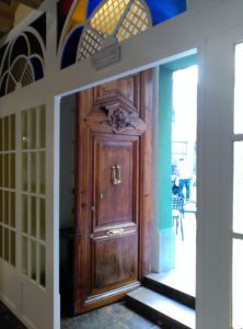 Detalle acceso de la calle de Visconti. Cristalera y puerta original de la casa.